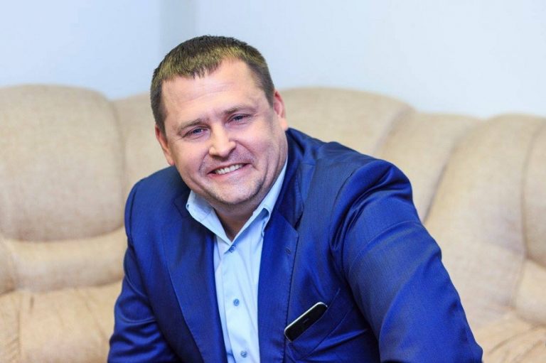 Очільник Дніпра пообіцяв 200 тисяч з “мерського фонду” за зламану руку вандала