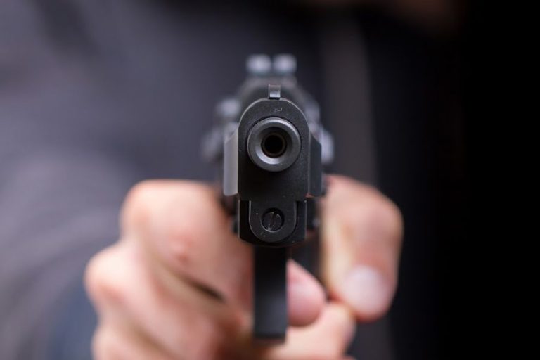 На Хоткевича чоловік з дівчиною стріляли по вікнах, бо хотіли розважитися (ФОТО)