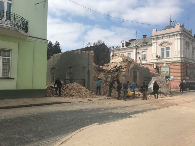 У центрі Коломиї обвалилась стіна будинку (ФОТО)