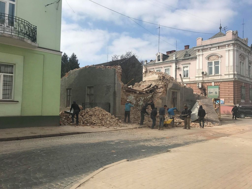 У центрі Коломиї обвалилась стіна будинку (ФОТО)