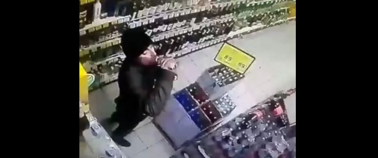 У калуському магазині чоловік випив горілку, не дійшовши до каси (ВІДЕО)