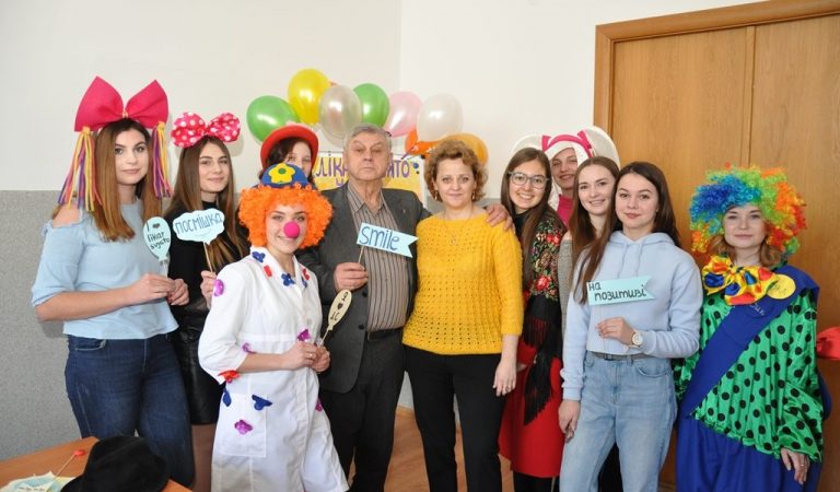 У Франківську близько 70 волонтерів допомагають дітям одужати з допомогою сміху (ФОТО)