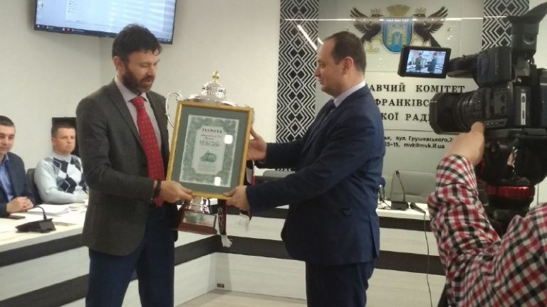 В міськвиконкомі відзначили прикарпатського легкоатлета та футзалістів “Урагану” (ФОТО)