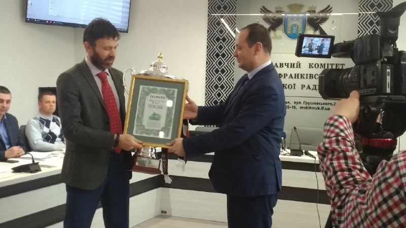 В міськвиконкомі відзначили прикарпатського легкоатлета та футзалістів “Урагану” (ФОТО)