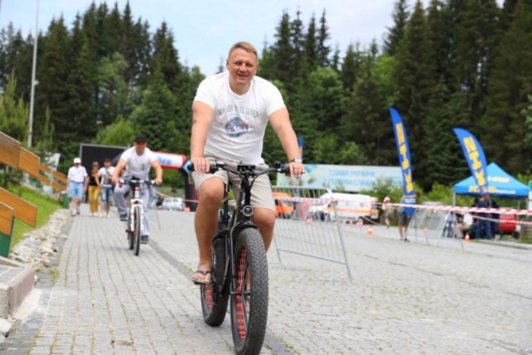 Скинути 25 кг ваги: прикарпатський нардеп взявся товкти грушу і худнути (ВІДЕО)