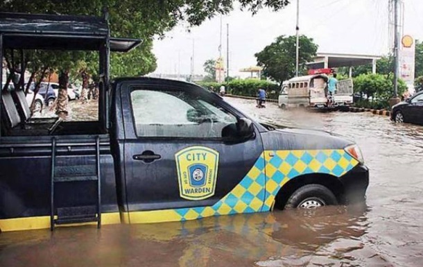 В Індії та Пакистані понад сто людей загинули від злив