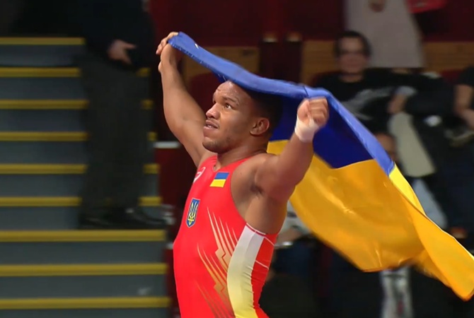Українець Беленюк втретє виграв чемпіонат Європи з греко-римської боротьби (ВІДЕО)