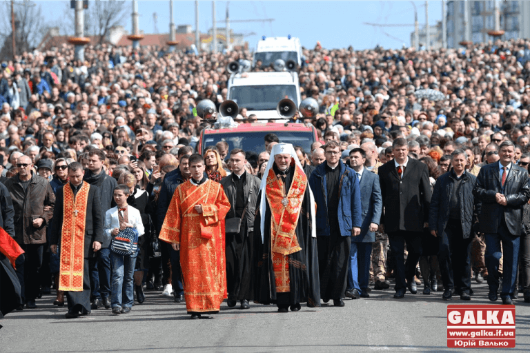 Тисячі прикарпатців вийшли на Хресну ходу в Івано-Франківську (ФОТО)