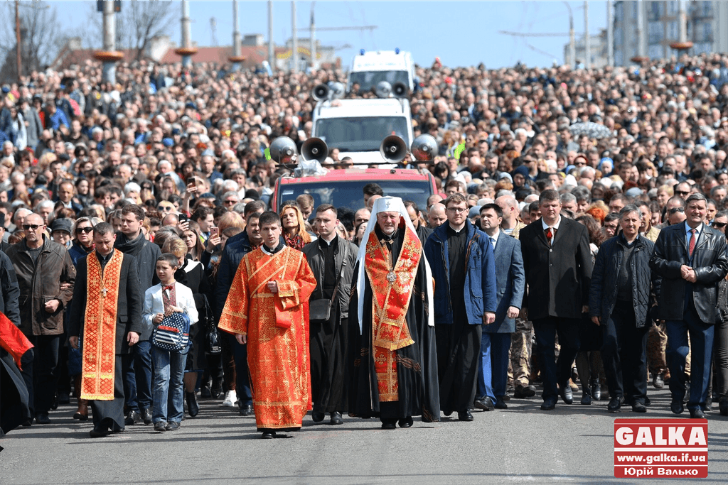 Тисячі прикарпатців вийшли на Хресну ходу в Івано-Франківську (ФОТО)