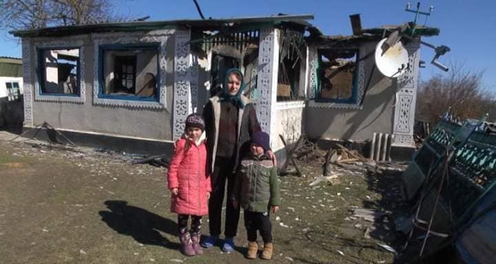 Прикарпатці допомогли сім’ї з Вінничини, яка змушена жити у хліву зі свинею через горе-родича (ФОТО)