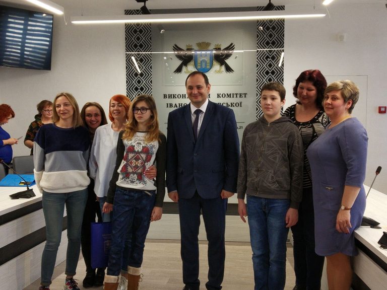 Одягнися в блакитне: у Франківську відзначають день поширення інформації про аутизм (ФОТО)
