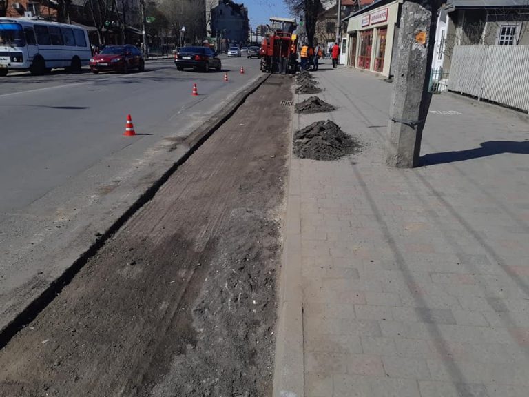 У Франківську “перестелять” велику ділянку асфальту вулиці Незалежності