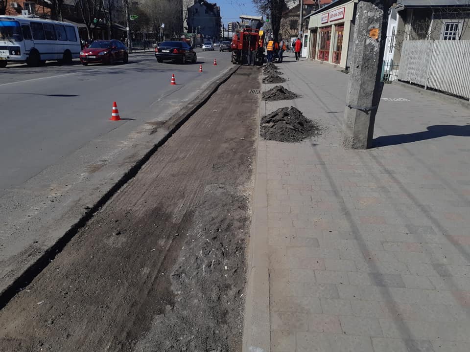У Франківську “перестелять” велику ділянку асфальту вулиці Незалежності