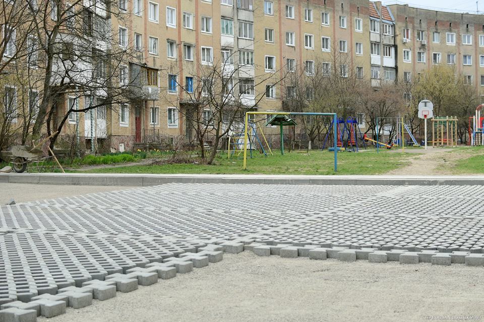 На Коновальця триває благоустрій двору (ФОТО)