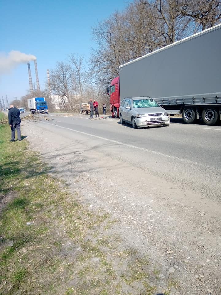 Під Бурштином на авто під час руху впало сухе гілля – машина врізалася у фуру (ФОТО, ВІДЕО)