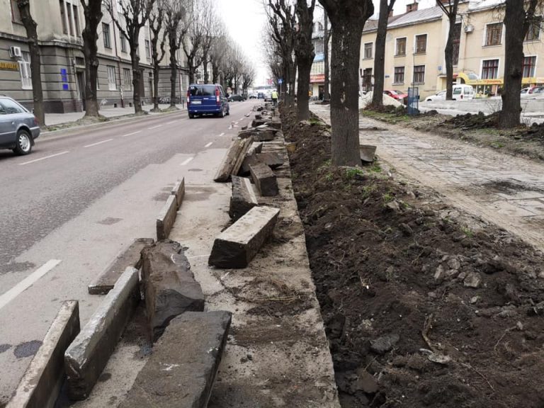 У сквері на Грюнвальдській тривають ремонтні роботи – демонтують покриття та кам’яні бордюри (ФОТО)