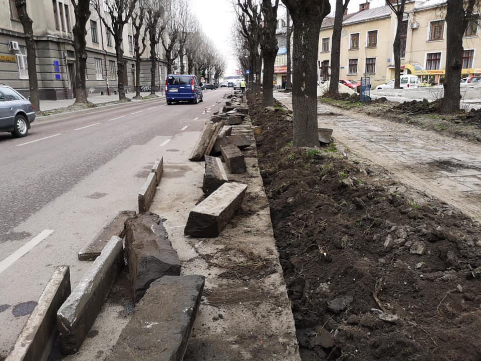 У сквері на Грюнвальдській тривають ремонтні роботи – демонтують покриття та кам’яні бордюри (ФОТО)