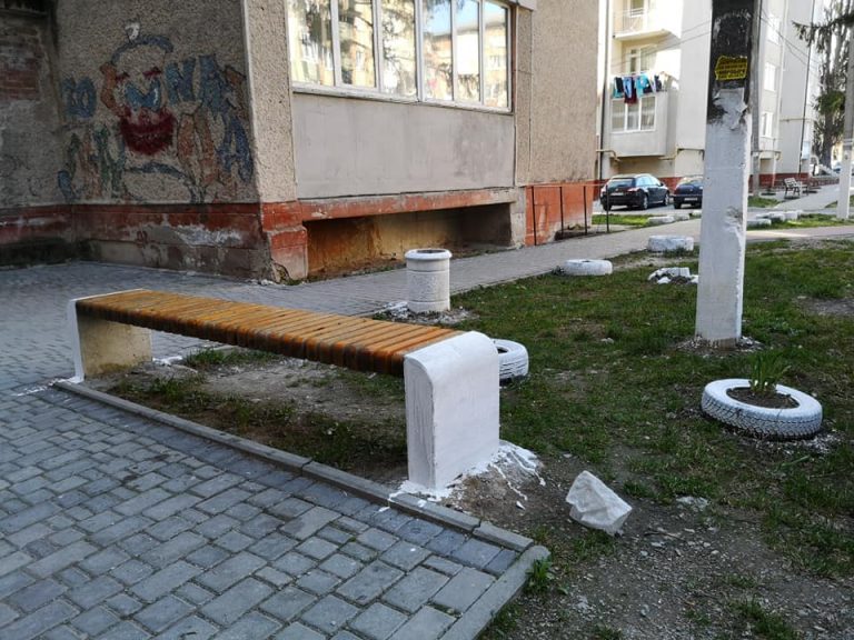 Франківців просять позбутися радянської практики білити дерева та бордюри