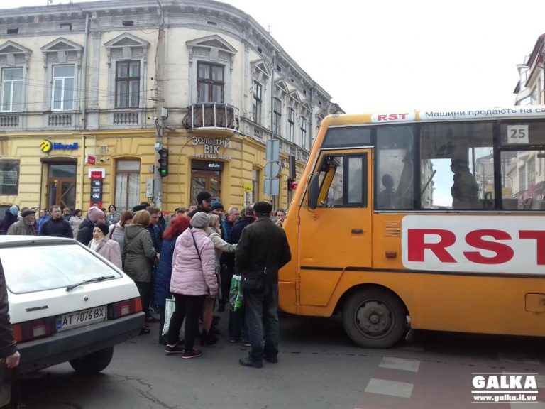 У центрі Франківська маршрутка збила дівчину на велодоріжці (ФОТО)