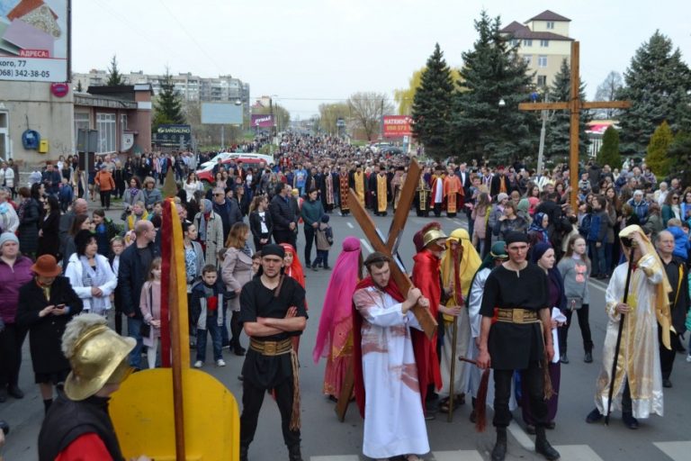 Тисячі вірян вийшли на хресний хід у Калуші (ФОТО, ВІДЕО)