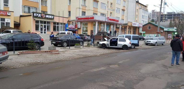 На Незалежності водій “Гольфа” розбив дві машини та втік з місця ДТП (ФОТО)