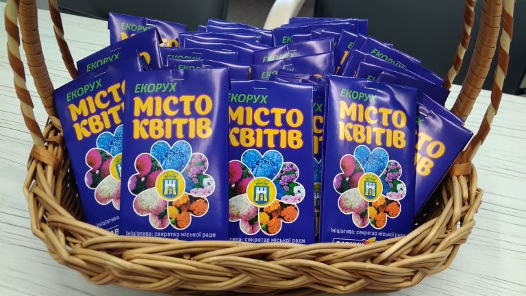 “Місто квітів”. У Франківську висадять три тисячі айстр, чорнобривців та кущів агератума (ФОТО)