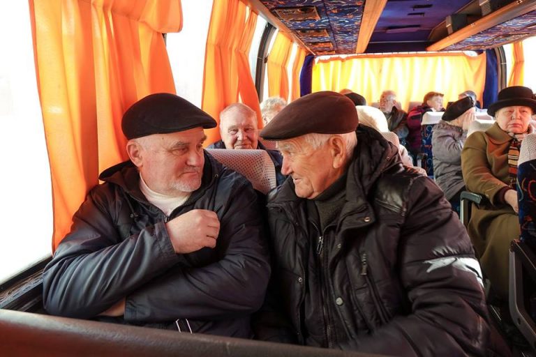 Ще півсотні літніх франківців поїхали “заряджатися позитивом” у “Лімницю” (ФОТО)