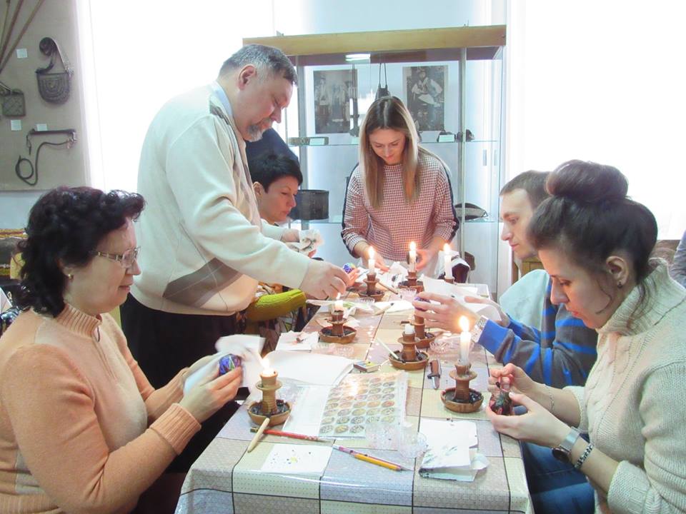 У Косівському музеї франківськи медики творили писанки (ФОТО)