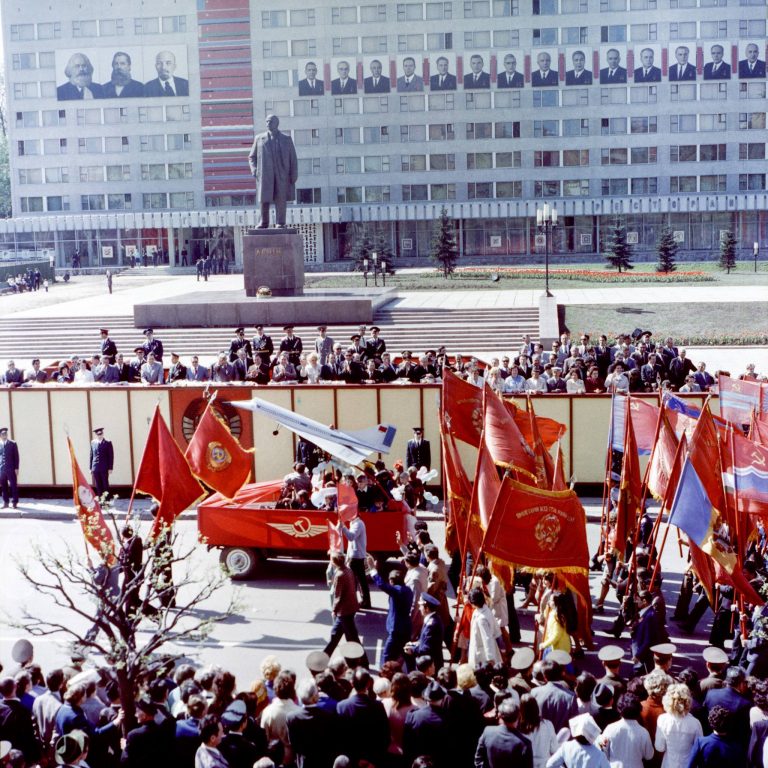 Парад, транспаранти, недобудований драмтеатр. Як іванофранківці 42 роки тому першотравень зустрічали (ФОТО)