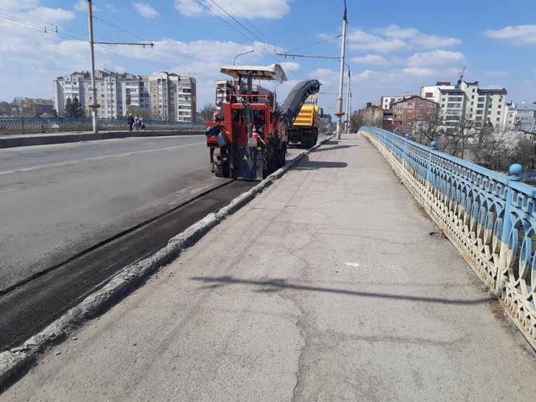 На мості через колію на Незалежності взялися повністю перестелювати асфальт (ФОТО)