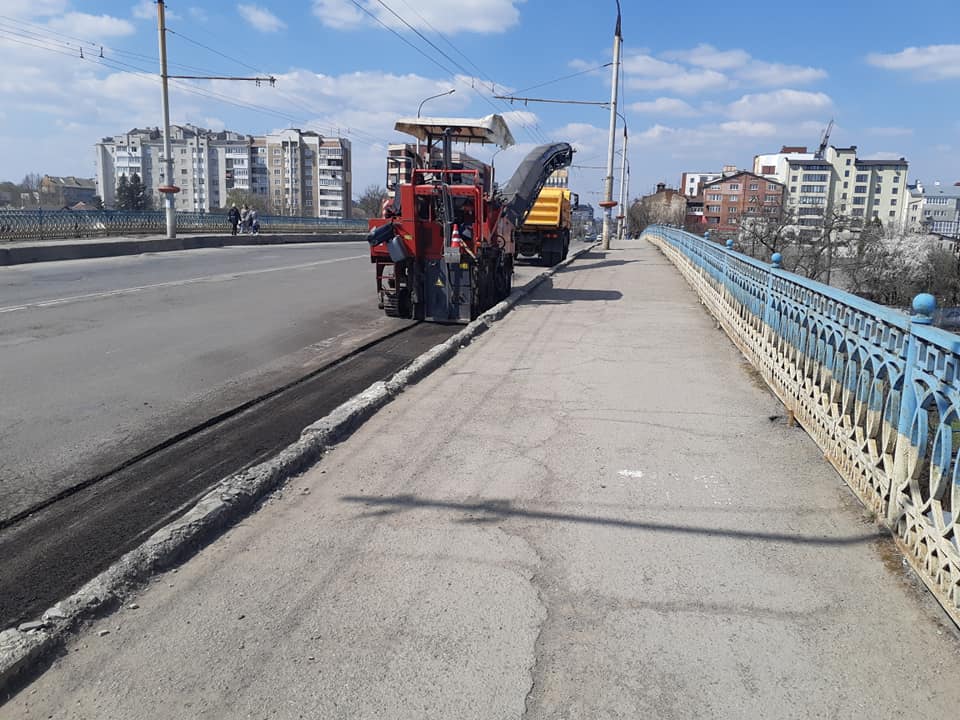 На мості через колію на Незалежності взялися повністю перестелювати асфальт (ФОТО)