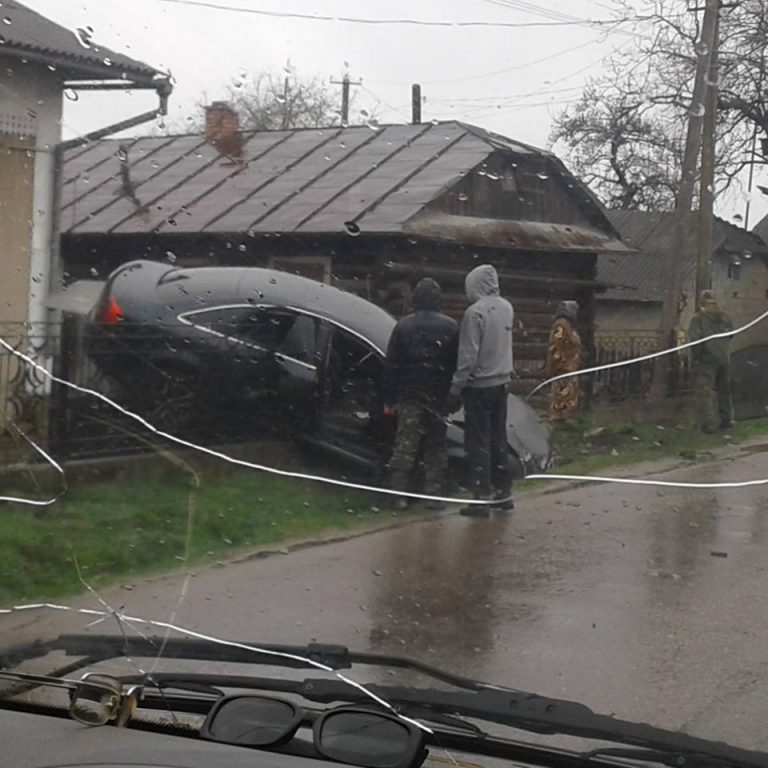На Прикарпатті “Ауді” злетіла з дороги в паркан і колодязь (ФОТО)