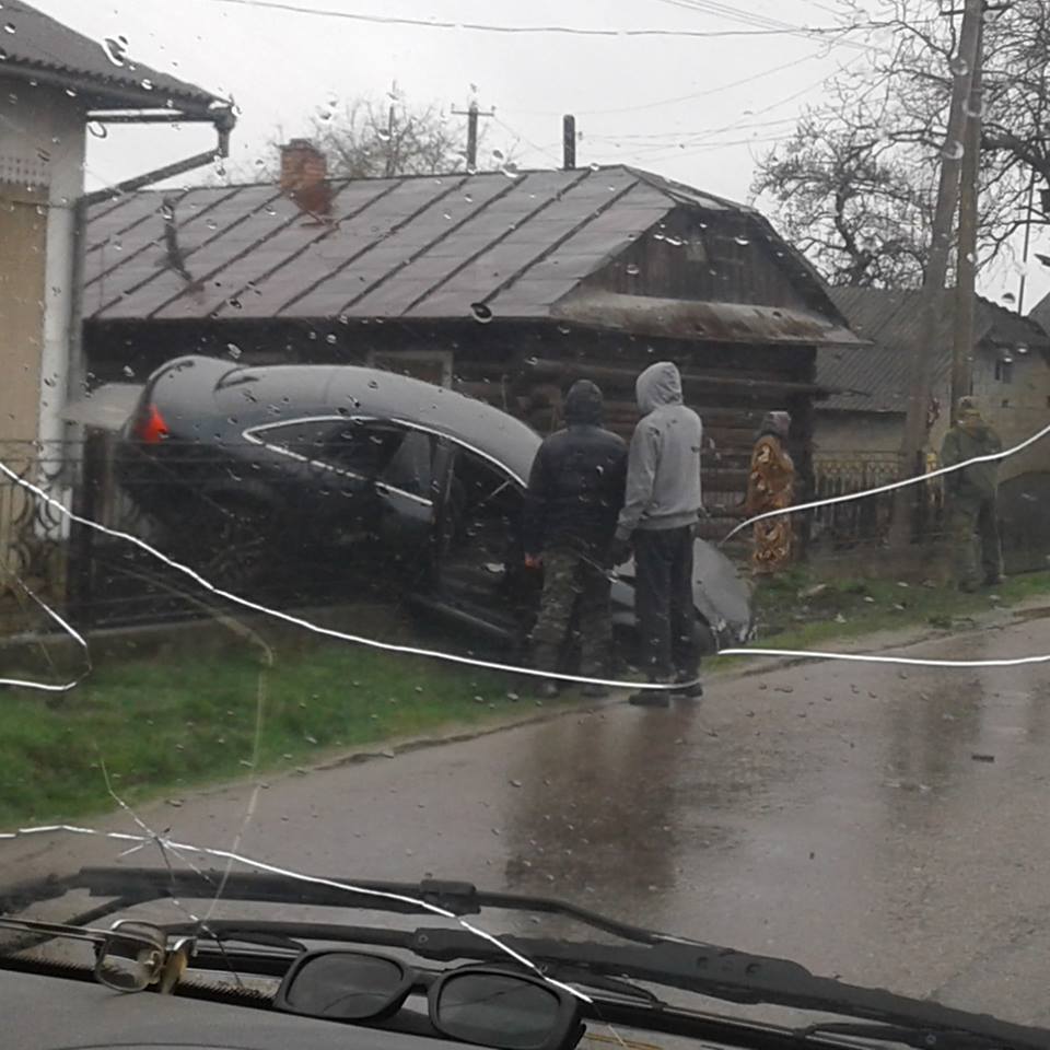 На Прикарпатті “Ауді” злетіла з дороги в паркан і колодязь (ФОТО)
