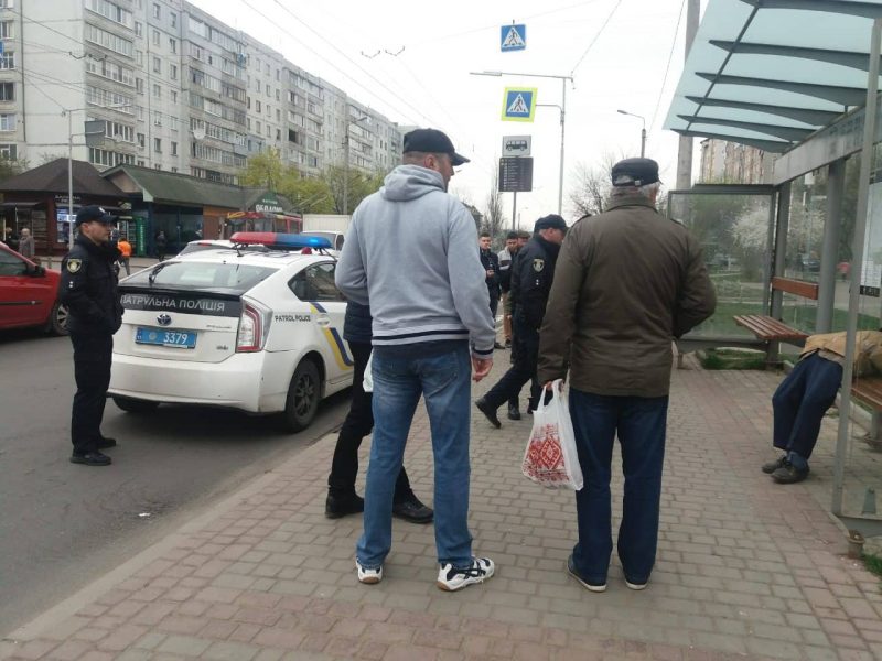 У Франківську на автобусній зупинці раптово помер чоловік (ФОТО)