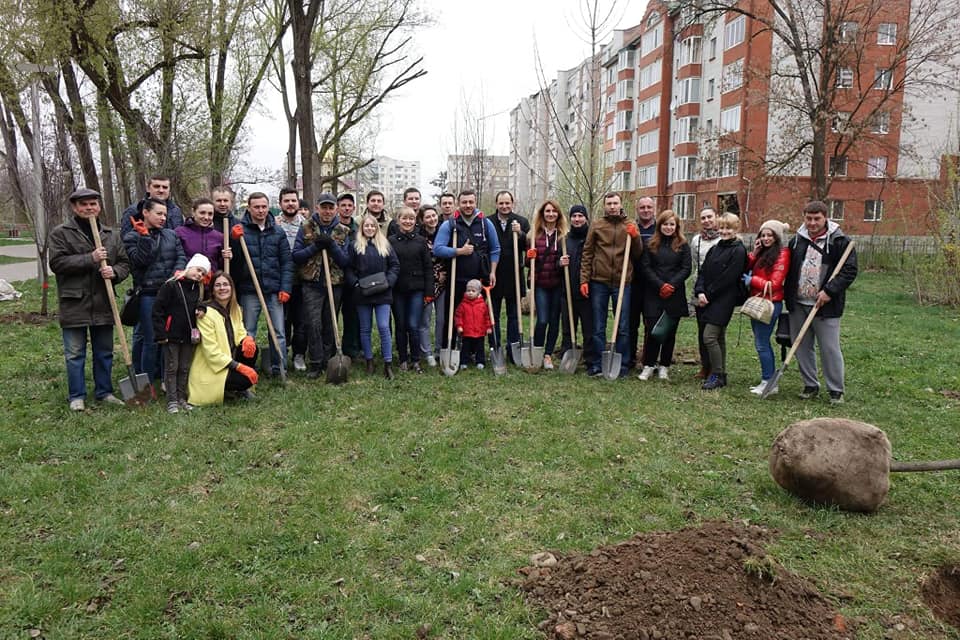 Понад дві тисячі франківців прибирали місто на весняній толоці