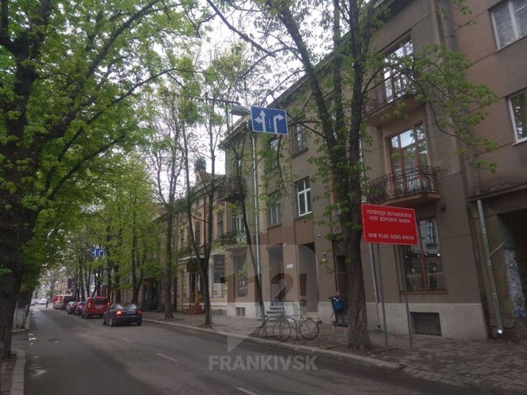 На перехресті Франка-Незалежності-Мельника змінилася організація дорожнього руху (ФОТОФАКТ)