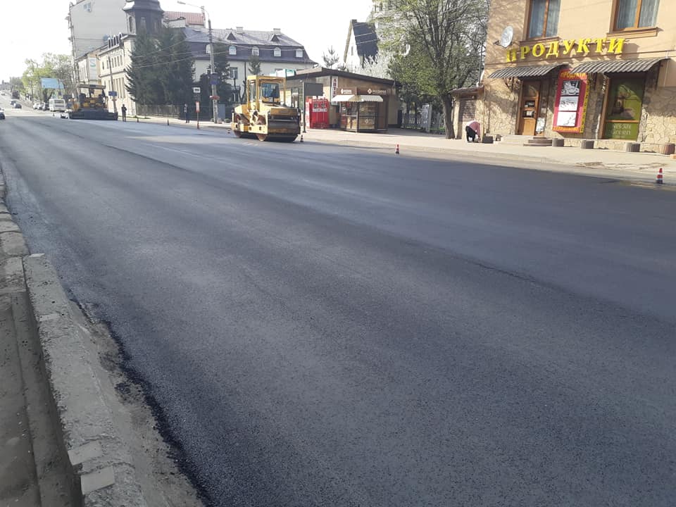 Вулицю Незалежності в Івано-Франківську заасфальтували (ФОТОФАКТ)