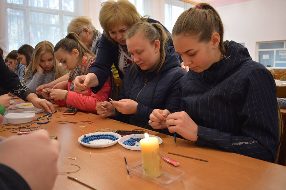 Прикарпатські студенти сплели вервички, які стануть пасхальним подарунком для воїнів (ФОТО)