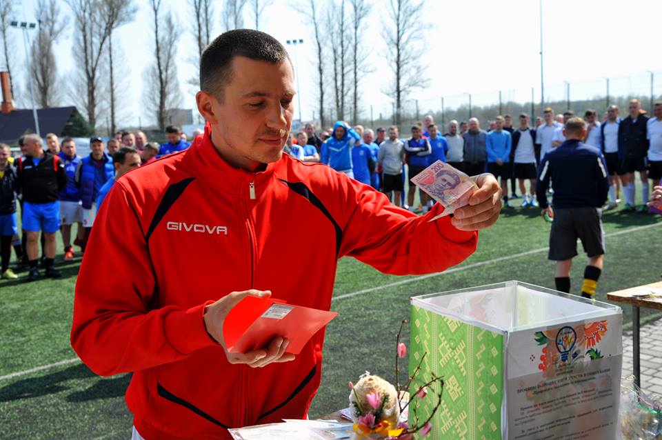 Прикарпатські енергетики зібрали великодній кошик для бійців на передовій (ФОТО)