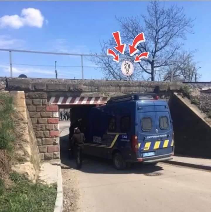 У Франківську автомобіль поліції потрапив у незвичну ДТП (ФОТОФАКТ)