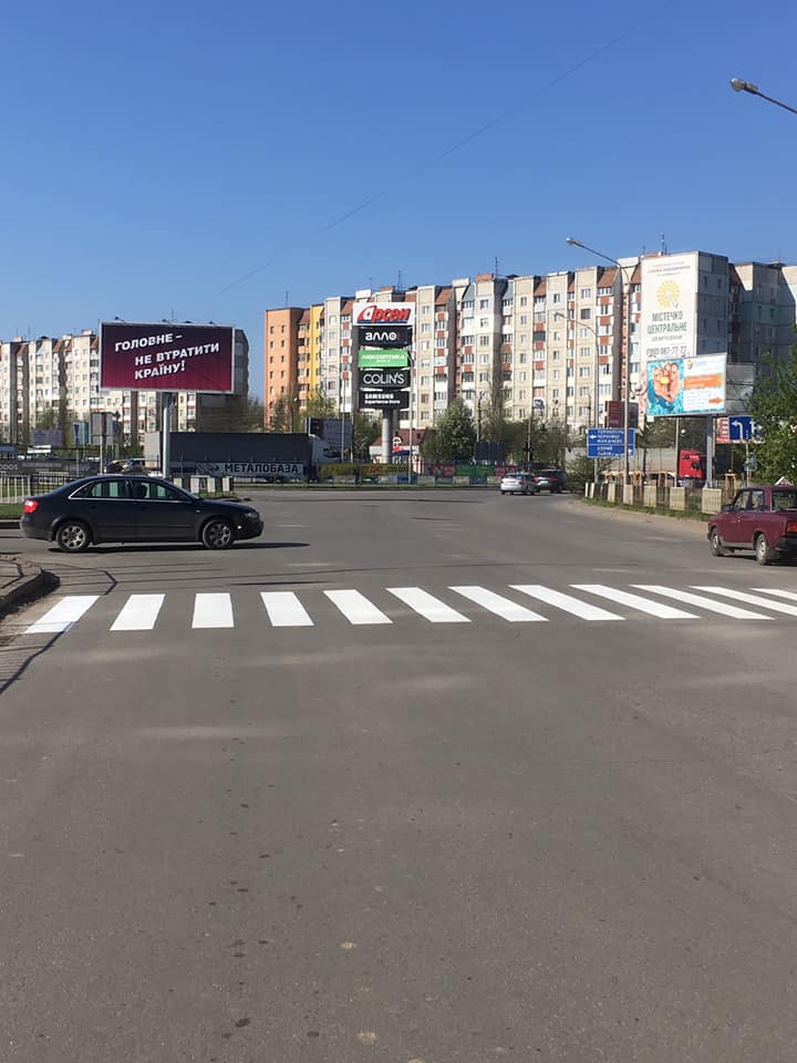 На вулицях міста почали наносити дорожню розмітку (ФОТО)