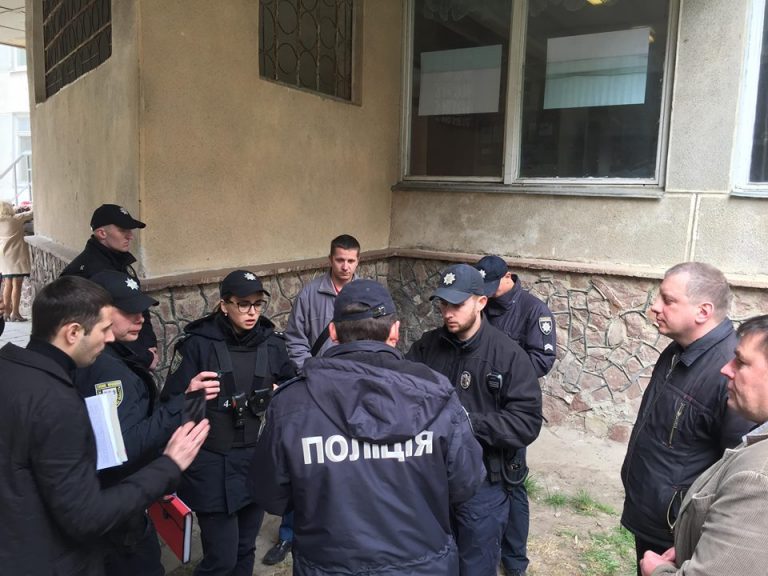 У Франківську чоловік виніс бюлетень з дільниці – в урну кинув чистий листок (ФОТО)
