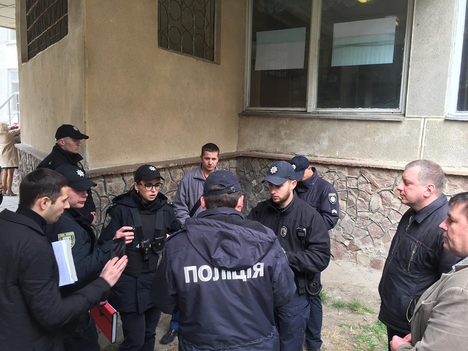 У Франківську чоловік виніс бюлетень з дільниці – в урну кинув чистий листок (ФОТО)