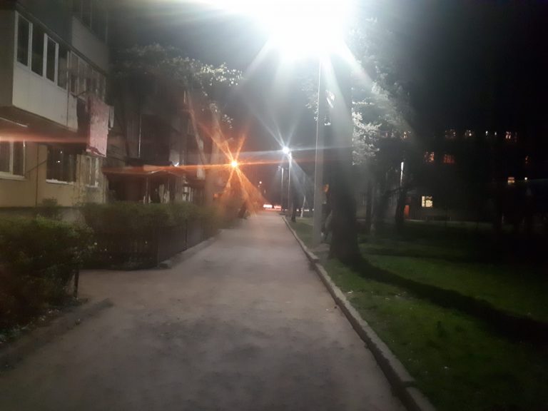 Двори на Довженка отримали нове вечірнє освітлення (ФОТО)