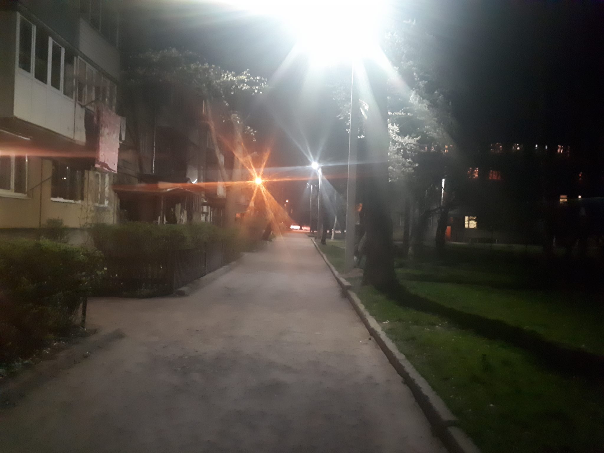 Двори на Довженка отримали нове вечірнє освітлення (ФОТО)