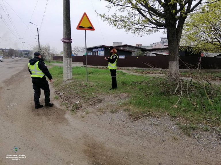 Патрульні обстежили дороги Прикарпаття: склали 24 адмінматеріали
