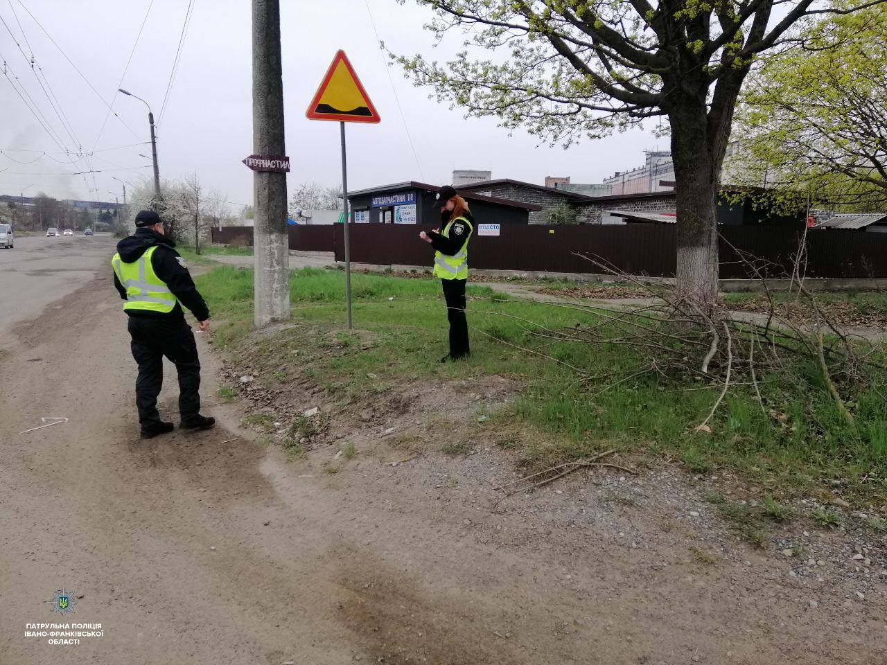 Патрульні обстежили дороги Прикарпаття: склали 24 адмінматеріали