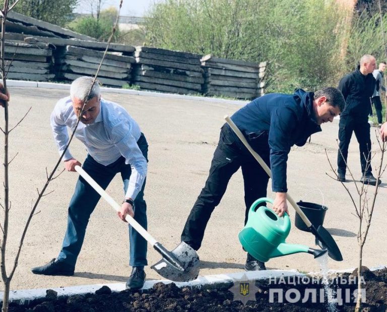 У формі та з лопатою: поліціянти Прикарпаття вийшли на толоку (ФОТО)