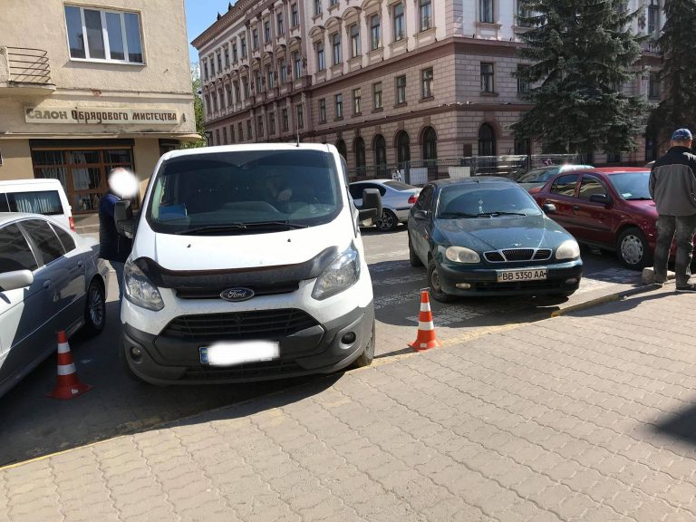 У Франківську з автівки киянина поцупили 8700 доларів і 109000 гривень (ФОТОФАКТ)