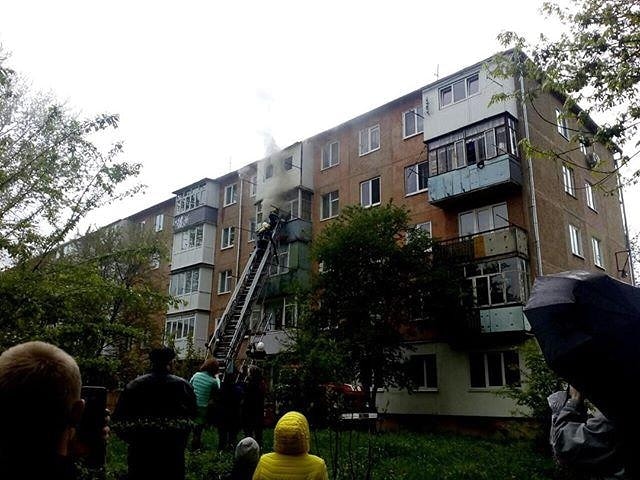 У Калуші з палаючої квартири врятували п’яного чоловіка (ФОТО,ВІДЕО)